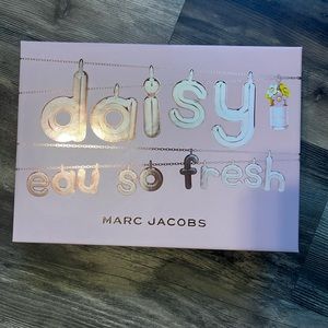 Marc Jacobs Daisy Eau So Fresh Gift Set